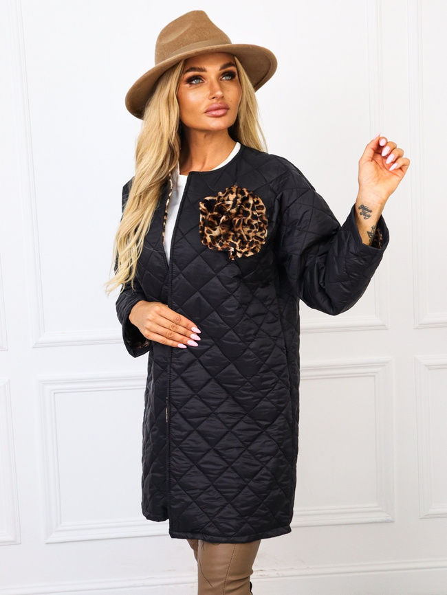 DŁUGA PIKOWANA NARZUTA Z KWIATEM Z OZDOBNĄ PANTERKĄ WEWNĄTRZ- CZARNA