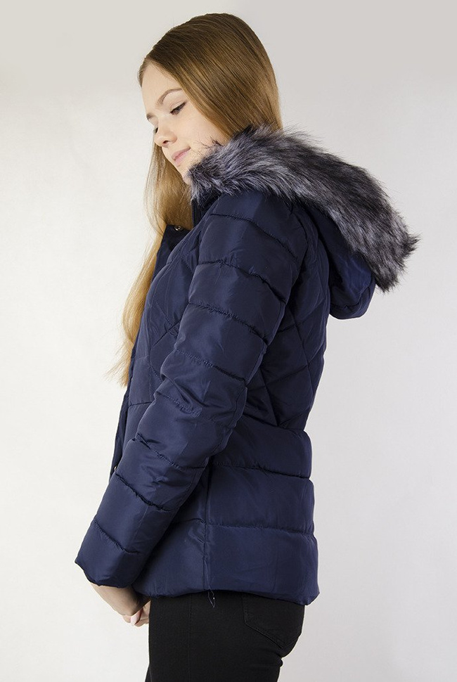 Krótka pikowana granatowa kurtka z futerkiem przy kapturze