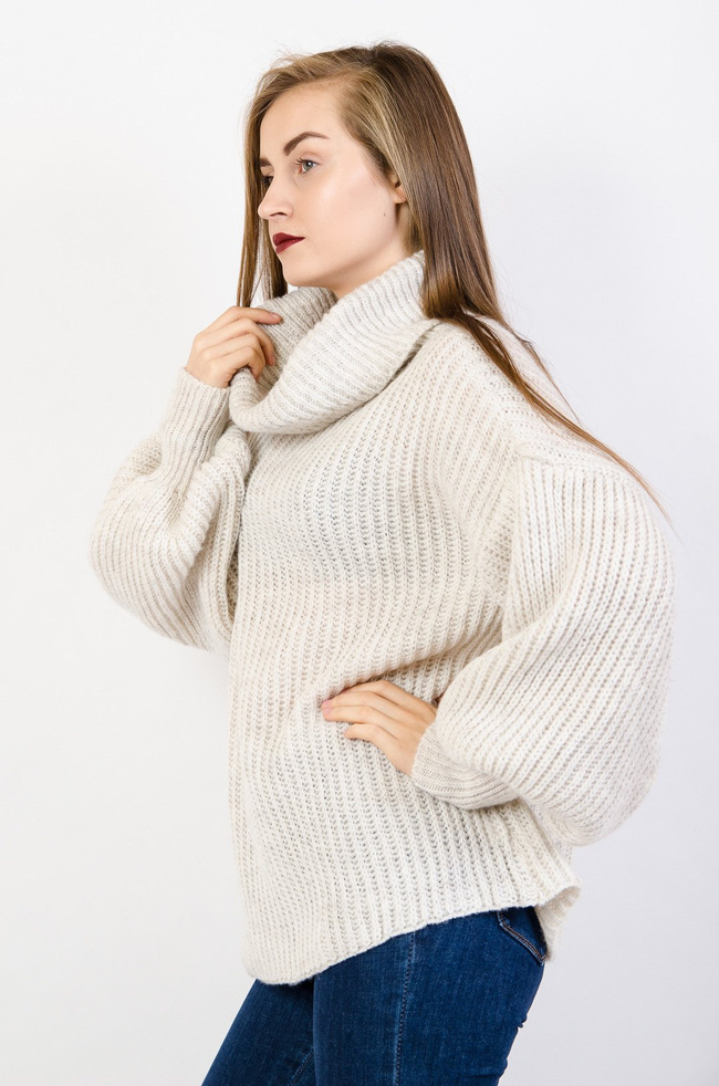 Beżowy golf z bufiastymi rękawami  