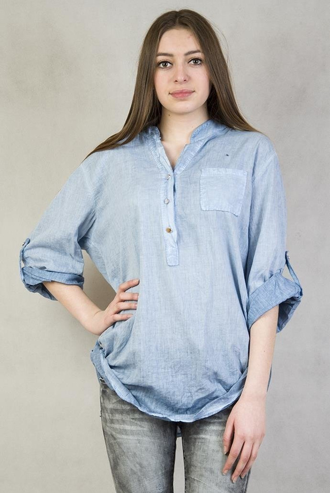 Jasnoniebieska koszula po bokach ze stójką