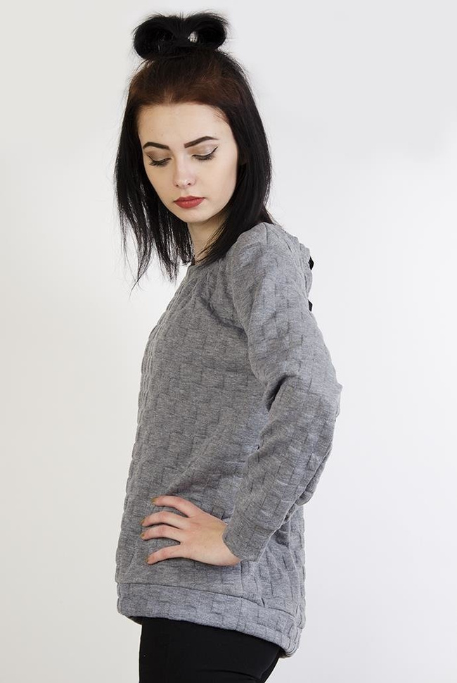 Jasnoszara bluza w kwadratowy wzór z wiązaniem z tyłu