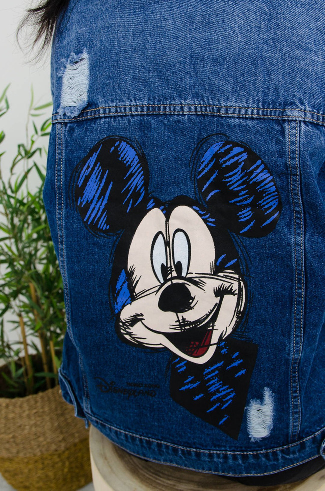 CIEMNA JEANSOWA KURTKA Z APLIKACJĄ NA PLECACH