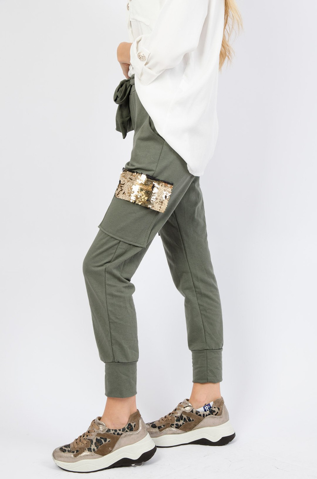 Zielone dresowe bojówki z cekinami na kieszeniach