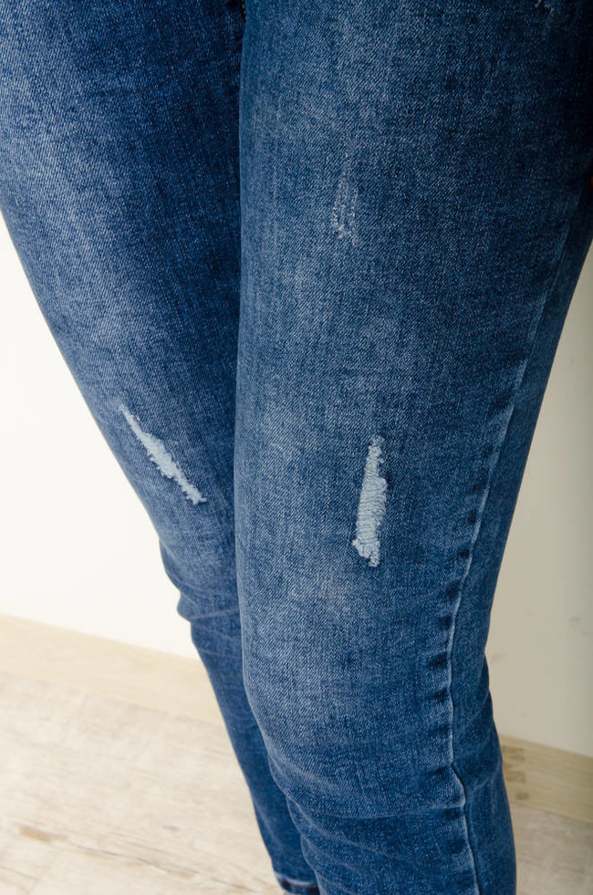 JEANSOWE SPODNIE MOM FIT Z PRZETARCIAMI I GUMKĄ W PASIE-WYSOKI STAN