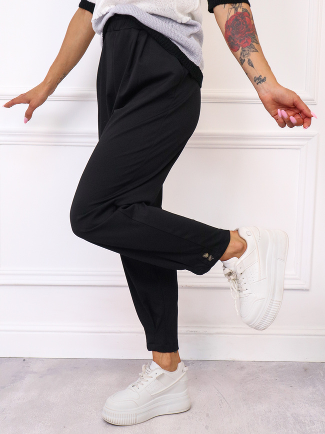 SPODNIE MATERIAŁOWE Z OZDOBNYMI GUZIKAMI NA DOLE NOGAWEK- CZARNE