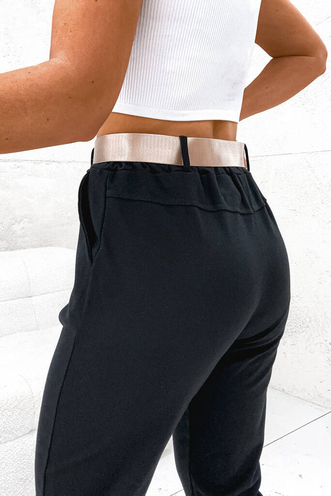 CZARNE SPODNIE Z KIESZENIAMI I ZŁOTYM PASKIEM