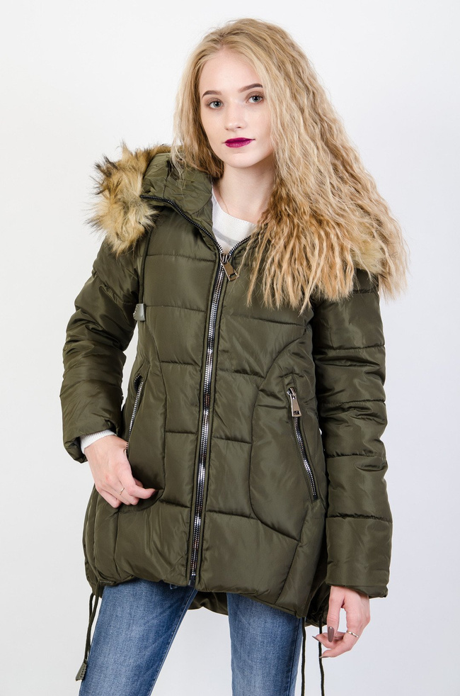 Zielona kurtka pikowana z rozcięciami po bokach