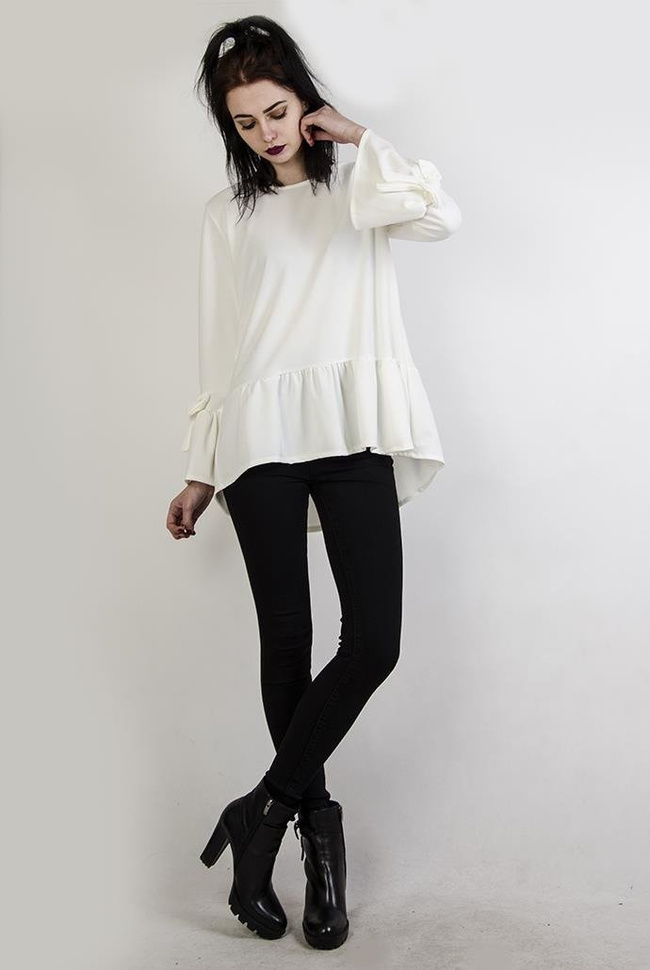 Biała bluzka z falbanami i kokardą przy rękawach