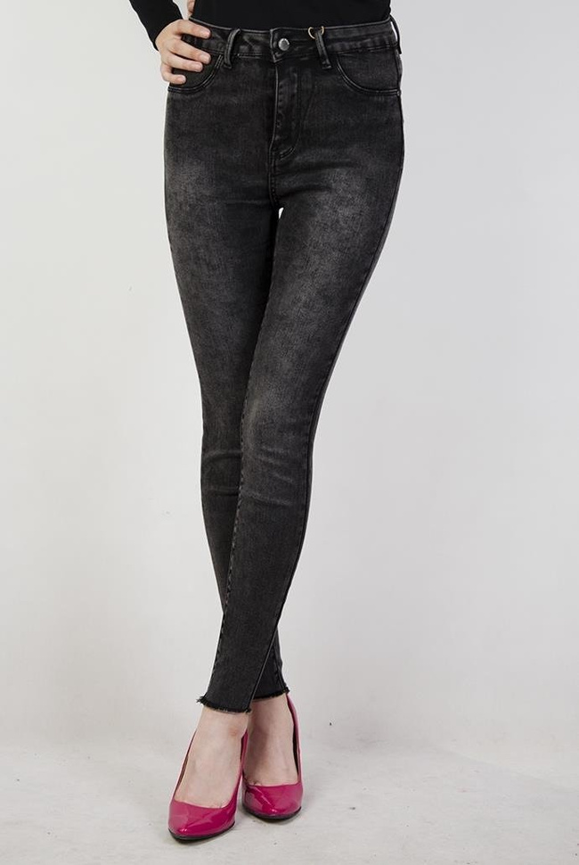 Czarne spodnie z poszarpanymi nogawkami