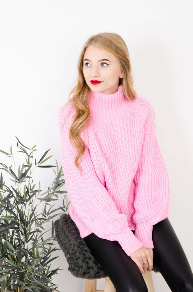 RÓŻOWY SWETER OVERSIZE Z PÓŁGOLFEM