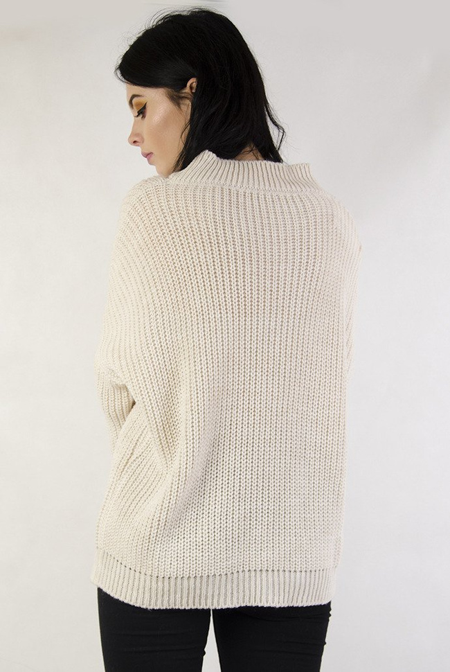 Beżowy sweter ze stójką