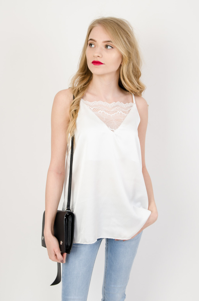 Biała bluzka satynowa z koronką