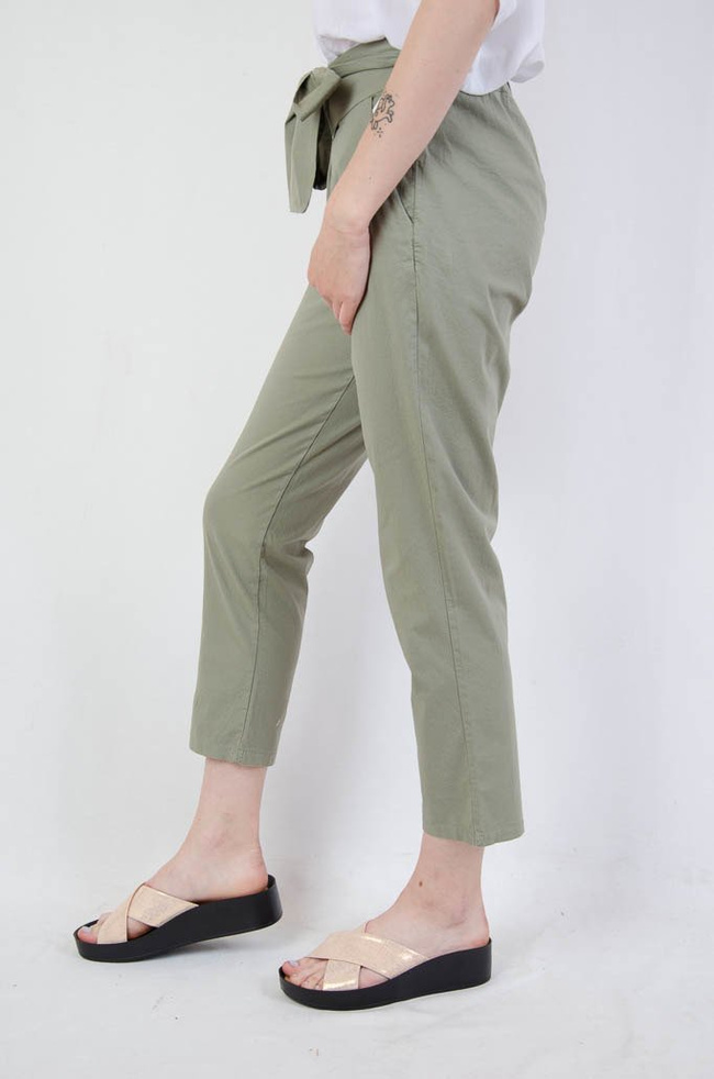 Zielone materiałowe spodnie z wiązaniem w pasie