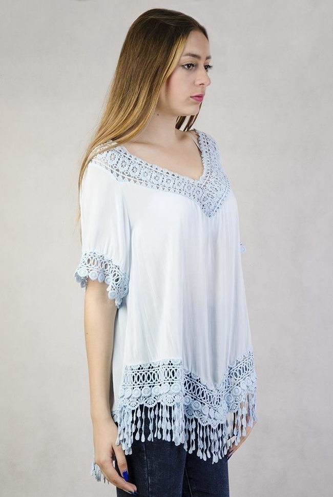 Niebieska, asymetryczna bluzka z ażurowymi zdobieniami i frędzelkami