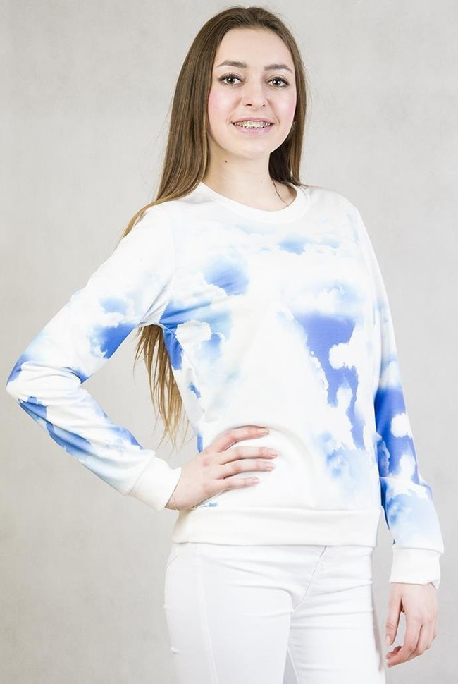 Biała bluza z chmurkami