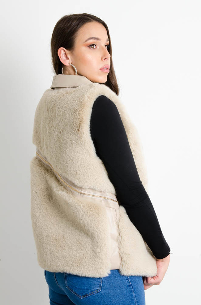 BEŻOWA FUTRZANA KAMIZELKA ZE WSTAWKAMI Z EKOSKÓRY 