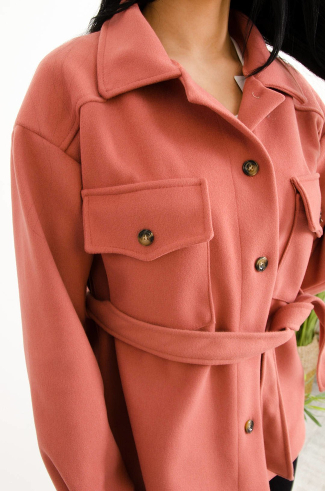 RÓŻOWY KRÓTKI PŁASZCZ WIĄZANY W PASIE