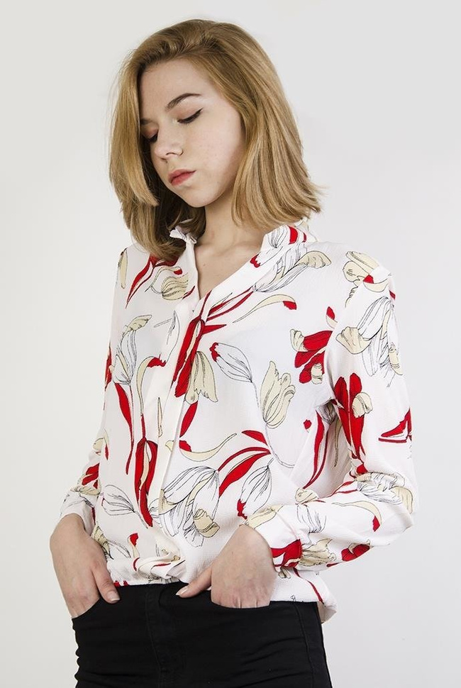 Biała koszula w kwiatowy motyw, z czerwonymi akcentami