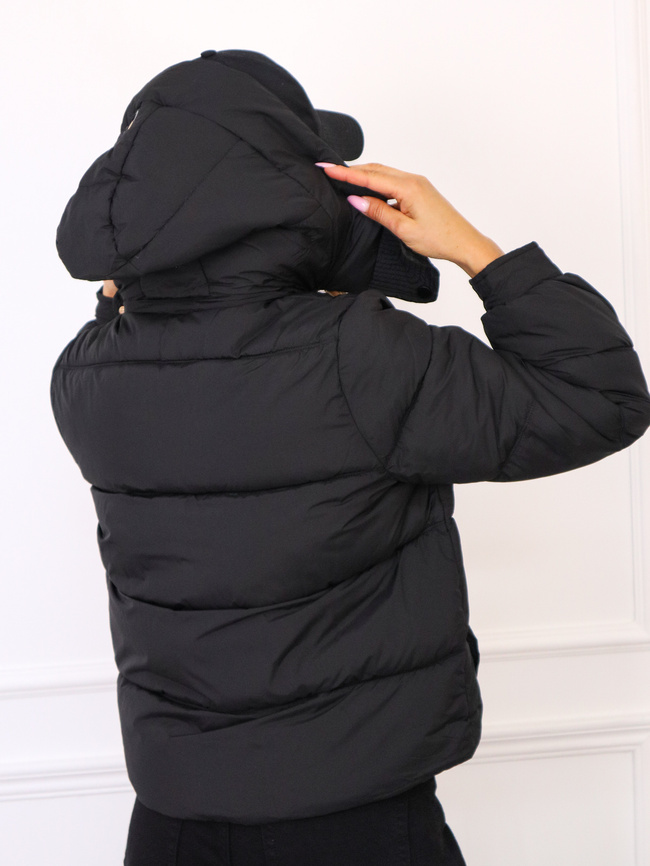 KURTKA PIKOWANA Z OZDOBNYMI NASZYWKAMI PRZY KIESZANIACH- CZARNA