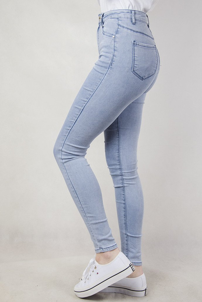 Jasne spodnie przylegające