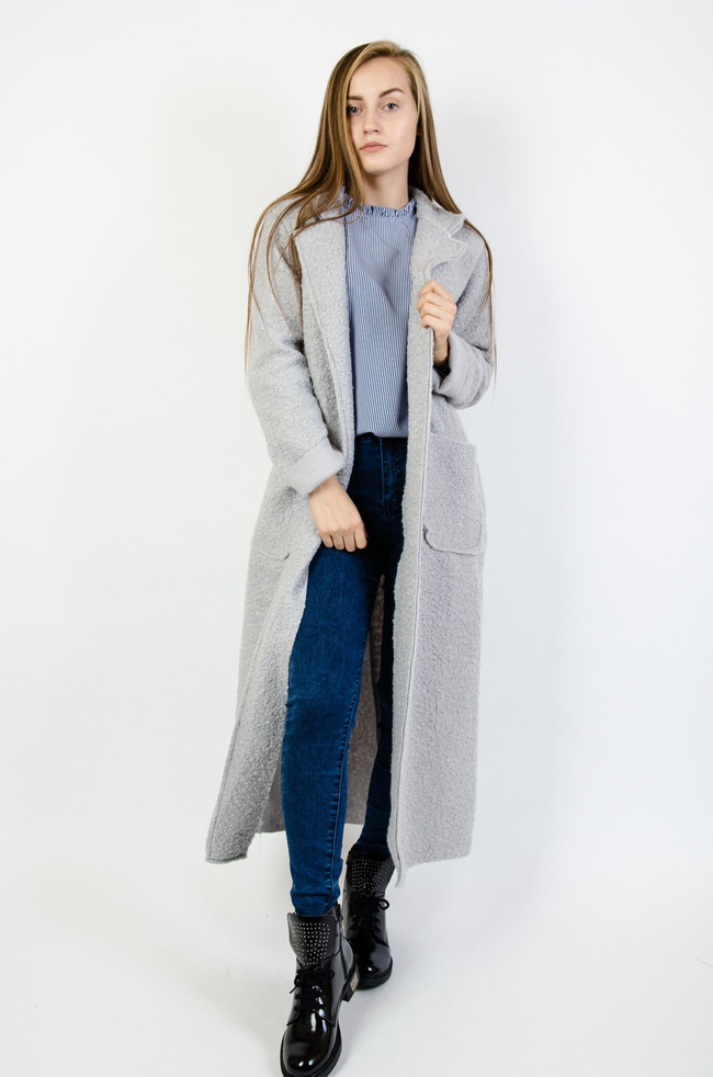 Szary płaszcz wiązany w pasie 