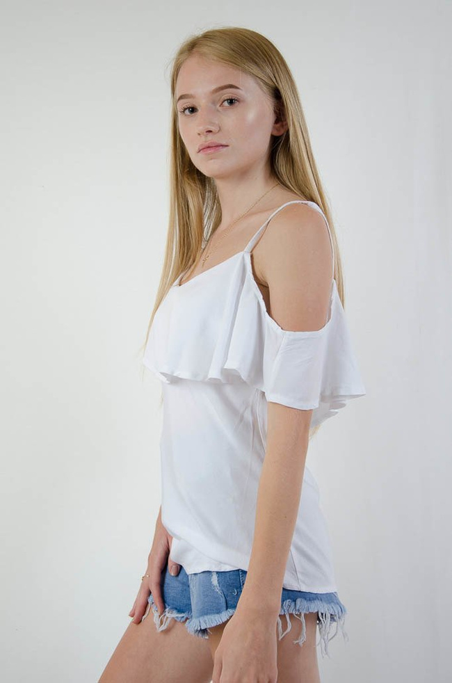 Biała bluzka hiszpanka na cienkich ramiączkach