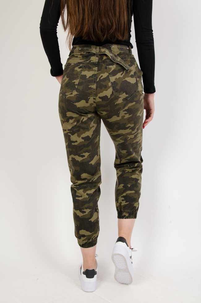 Spodnie moro z paskiem i ściągaczami na nogawce