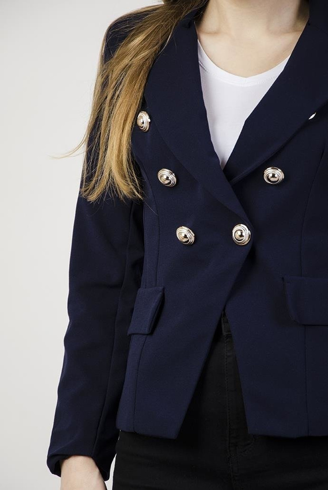 Granatowa marynarka z ozdobnymi guzikami