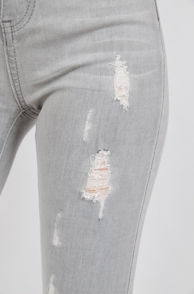 Jasno szare spodnie jeansowe z przetarciami