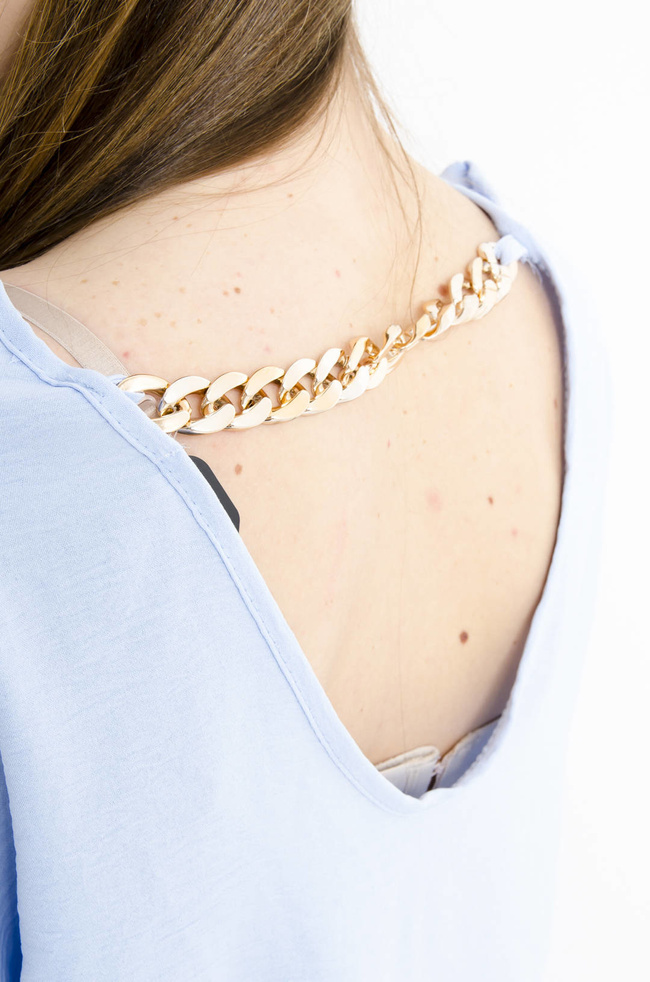 T-SHIRT Z OZDOBNYM ŁAŃCUSZKIEM I FALBANKAMI PRZY RĘKAWACH- NIEBIESKI