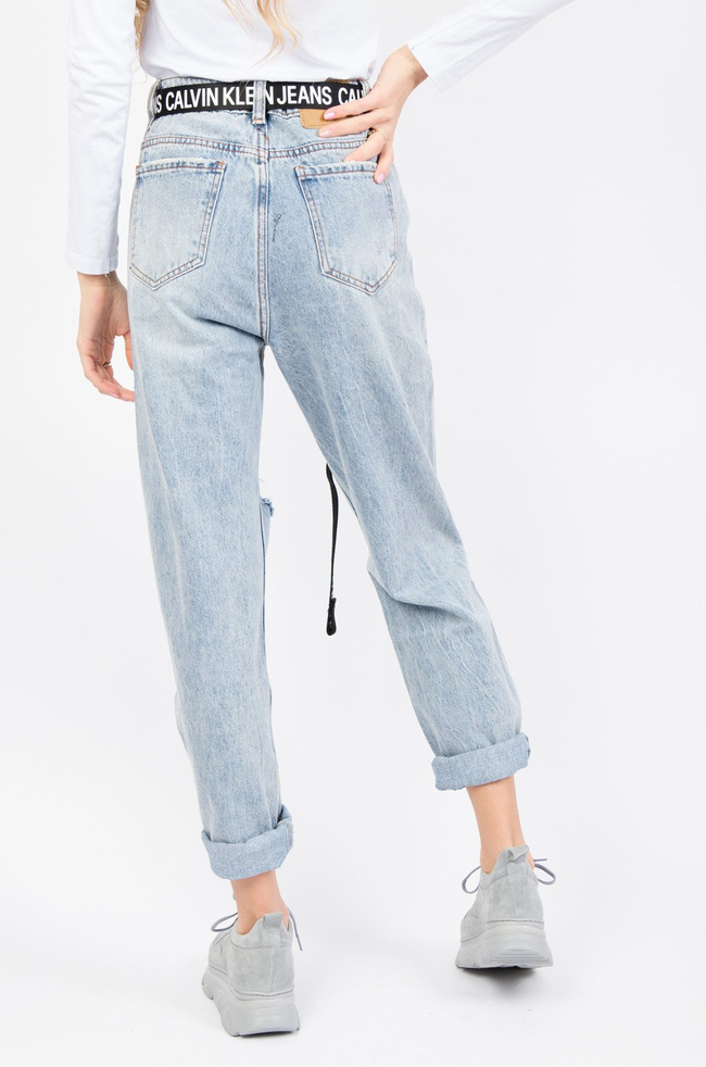 SPODNIE JEANSOWE TYPU MOM FIT Z DZIURAMI- WYSOKI STAN