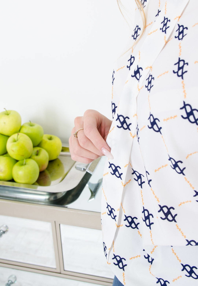 BIAŁA WZORZYSTA BLUZKA Z ZAKŁADKĄ