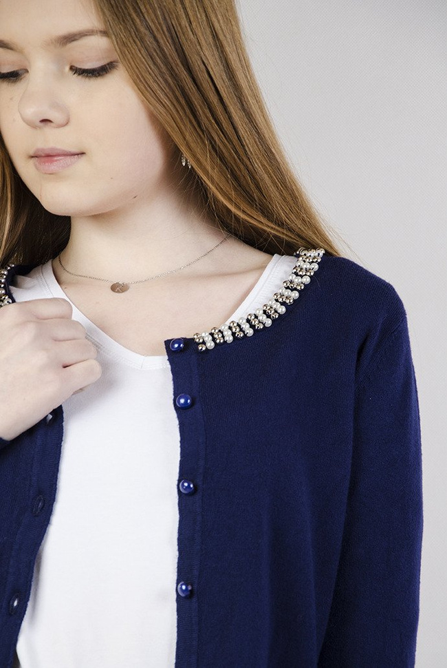 Granatowy krótki sweter zapinany na guziki z koralikami przy kołnierzu