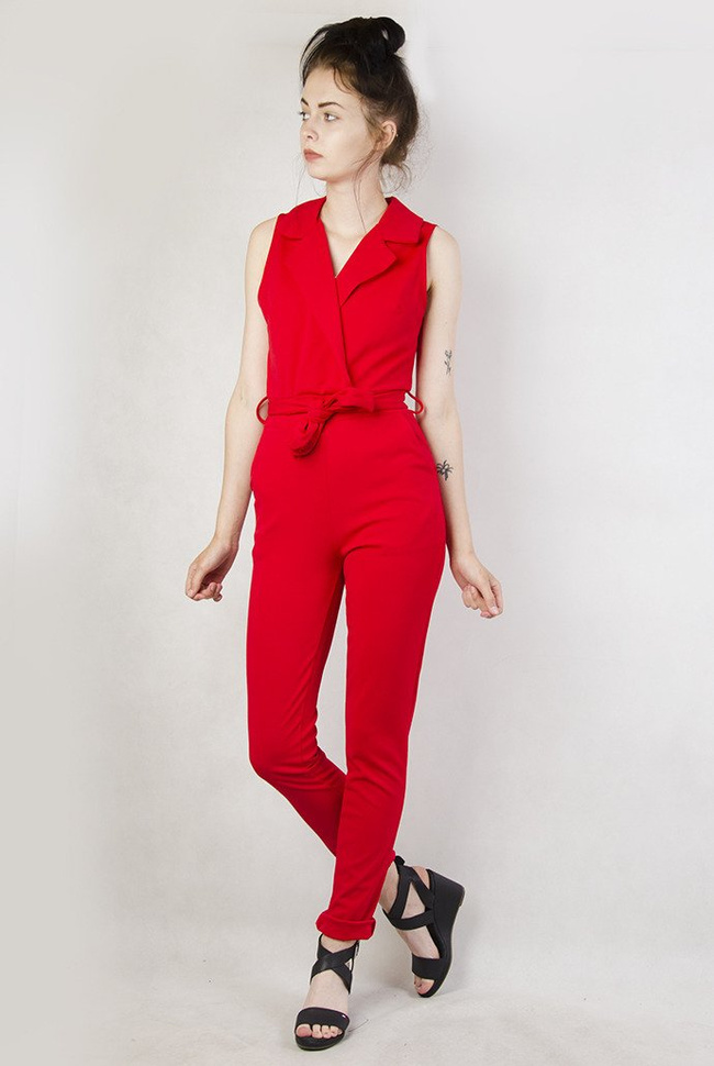 Czerwony kombinezon z zakładkami