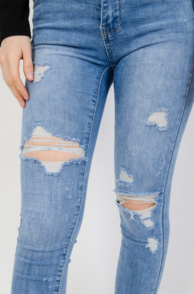 Jasne spodnie jeansowe z dziurami 