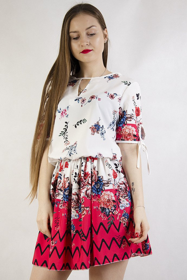 Biała sukienka z motywem kwiatowym z gumką w pasie