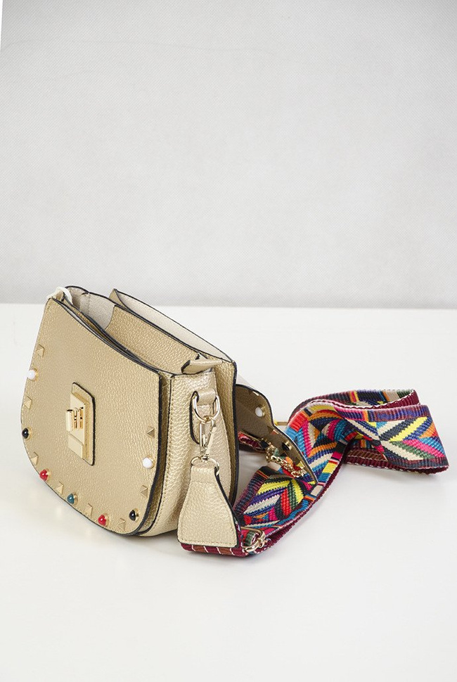 Złota torebka z kolorowym paskiem