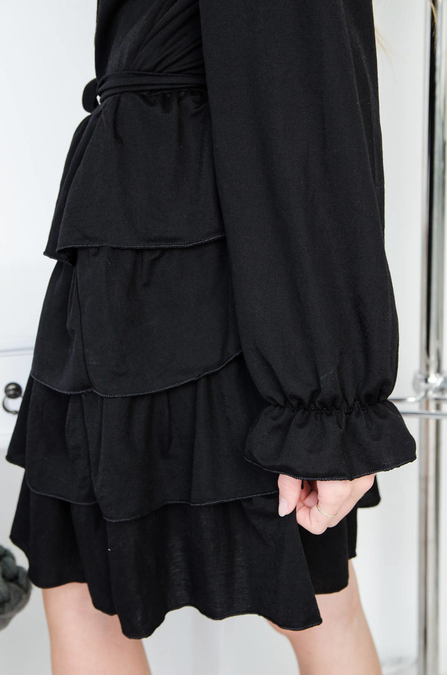 CZARNA SUKIENKA KOSZULOWA Z FALBANAMI