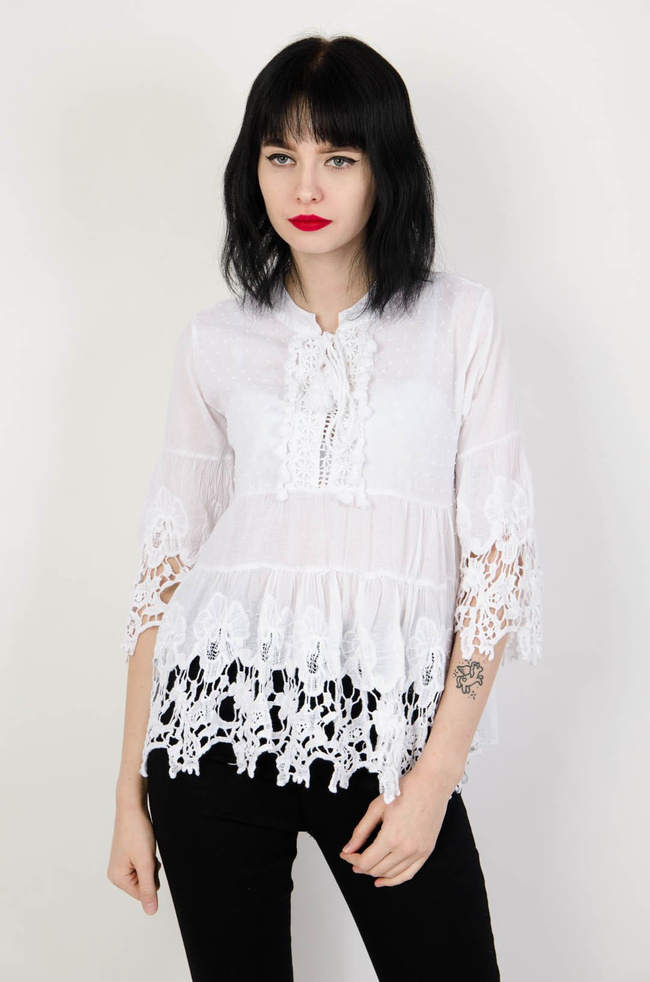 Biała bluzka z ażurowymi elementami