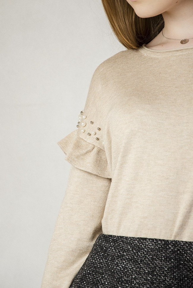 Beżowy sweterek z falbanką przy rękawie