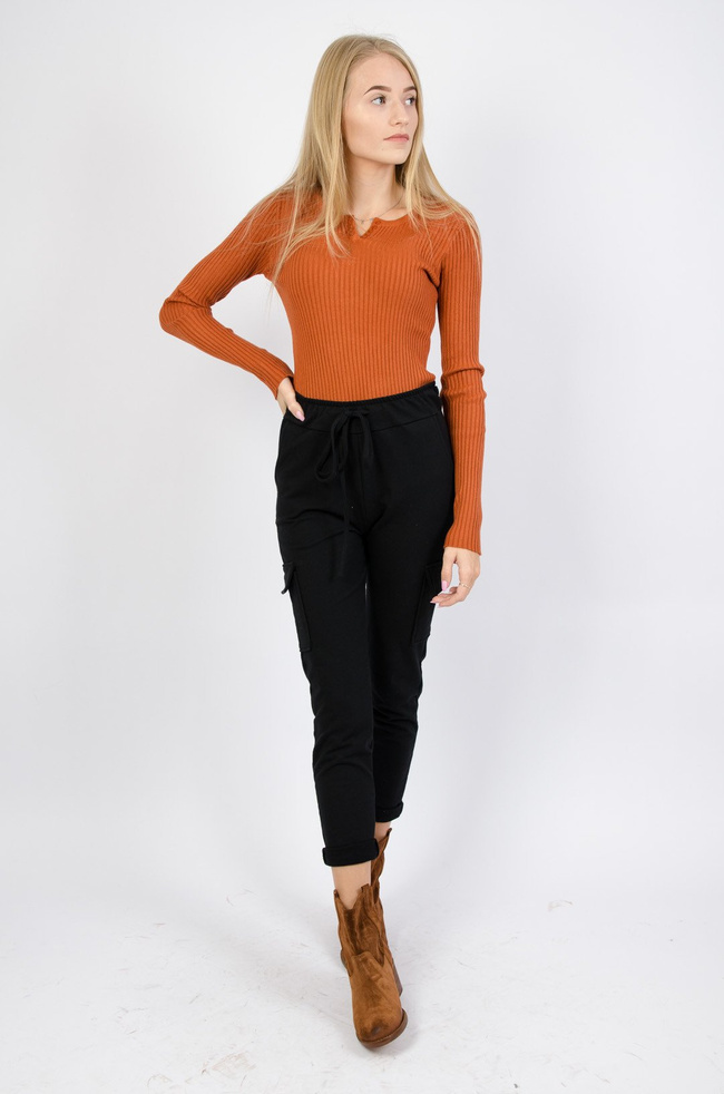 Ceglasty delikatny sweter z prążkowanej dzianiny