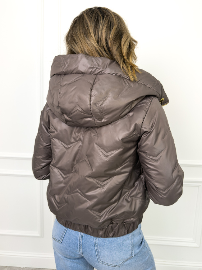 KURTKA PRZEJŚCIOWA PIKOWANA Z KAPTUREM I ŚCIĄGACZEM NA DOLE- CZEKOLADOWA