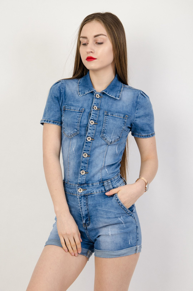 Jasny kombinezon jeansowy z krótkimi rękawami