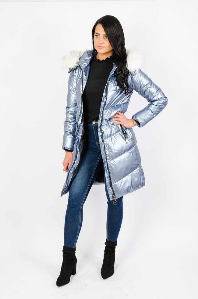 Niebieski metaliczny pikowany płaszcz z futerkiem przy kapturze