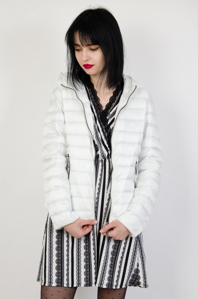Biała kurtka pikowana, ze srebrnymi zamkami