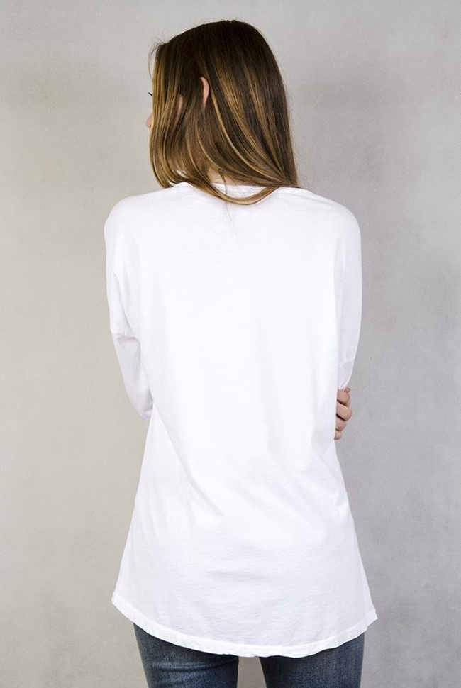 Biała bluzka z wzorem moro i butami w stylu militarnym