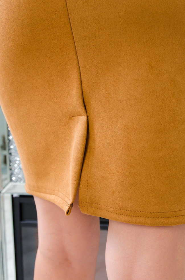 BRĄZOWA ZAMSZOWA SPÓDNICA Z PASKIEM ZE ZŁOTĄ KLAMRĄ 