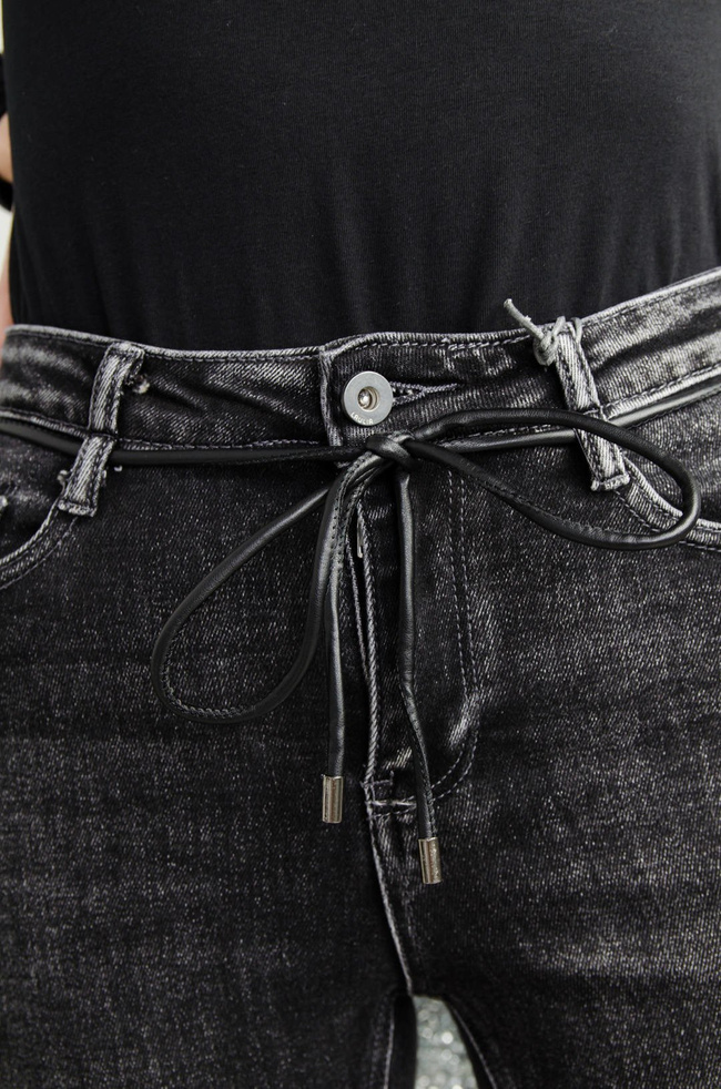 CZARNE JEANSY Z EFEKTEM SPRANIA,PASEK-RZEMYK W ZESTAWIE