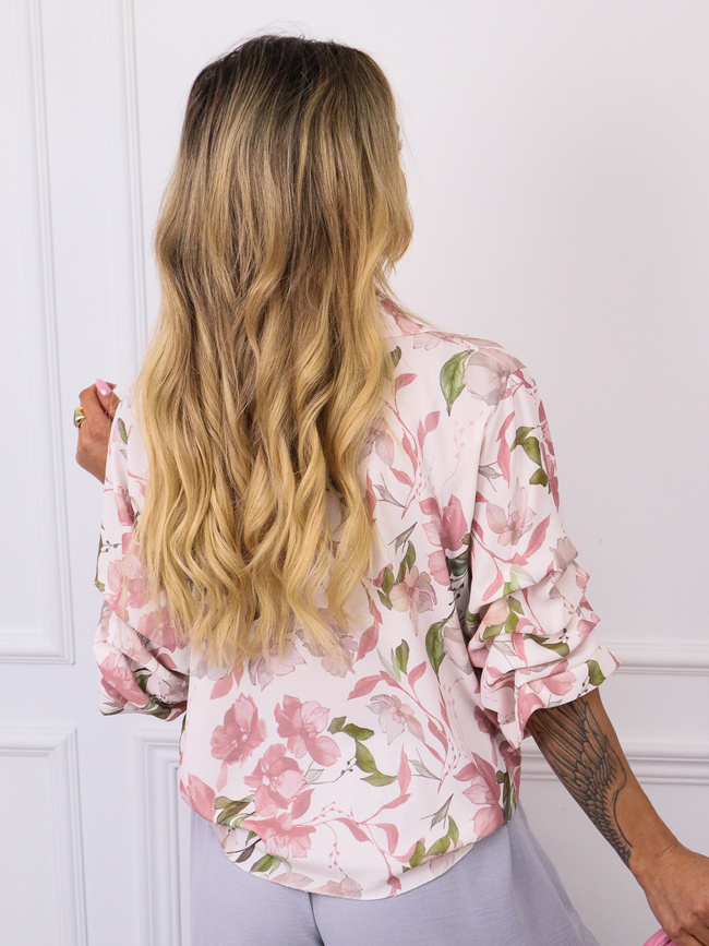 KOSZULA W JASNORÓŻOWE KWIATY Z DRAPOWANYMI RĘKAWAMI I WIĄZANIEM