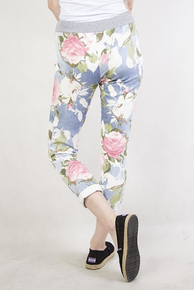 Jasnoniebieskie spodnie dresowe w róże